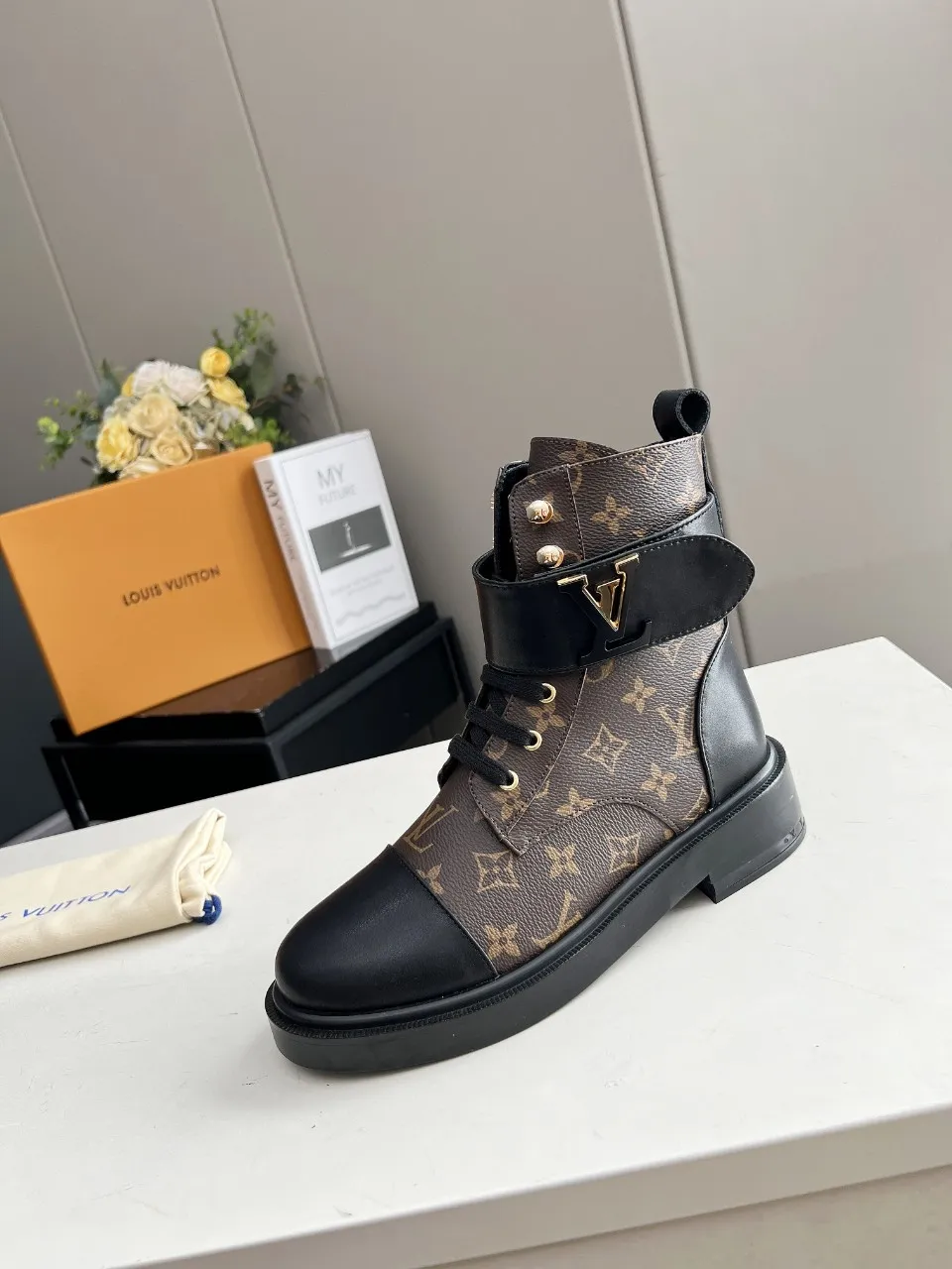 👟👟Ex-factory price 520👟👟 The cabinet is in sync with the high-end product quality of LV and Louis Vuitton. It is a hot model that has been out of stock many times through purchasing. The upper is hollow and carved, and it is dazzling. The fabric is made of imported calfskin. Sheepskin lining, sheepskin foot pads, original molded outsole. It looks great on your feet and is super cool! The real thing is more beautiful. Sizes 35-40 and 41 can be customized, new colors will be updated gradually